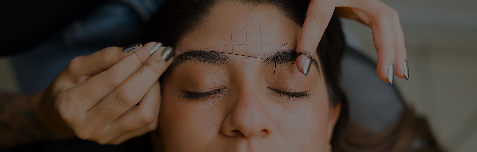 Beauté du sourcil près de Toulouse